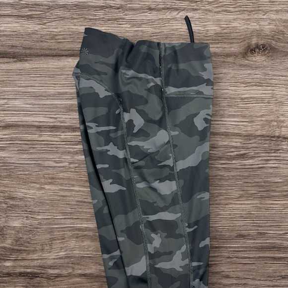 Athleta Ultimate Stash Pocket Camo 7/8 tight Sz: XS - Picture 9 of 16